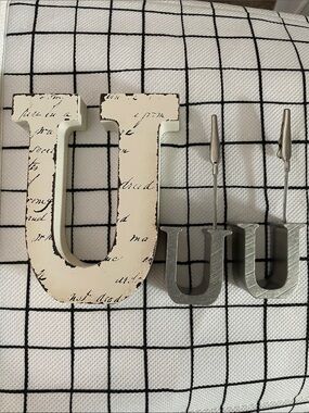 NWOT Set 2 Metal Letter “U” photo holder 4.25” & 1 wooden “U” alphabet letter